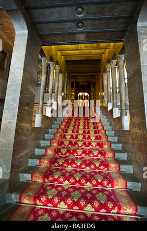 Un escalier à l'intérieur du Palais Güell (palais Guell), un manoir conçu par l'architecte Antoni Gaudí. Banque D'Images