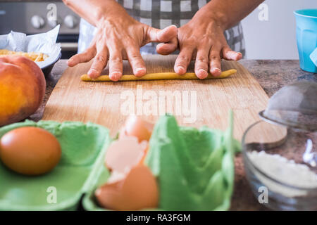 La main de femme à la maison la préparation d'une pizza ou un gâteau à l'ancienne façon comme grand-mère n'- handmande et gâteau fait maison et faire cuire et cuisine concept pour fem Banque D'Images