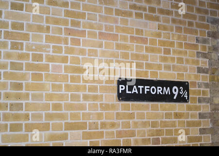 2014-09-24. King Cross Station, Poudlard Express. Neuf et trois quarts de la plate-forme Banque D'Images