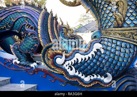 Animal mythique statue style lanna dans les escaliers pour les Thaïlandais et les voyageurs étrangers visite du Wat Rong Suea dix temple le 22 février 2018 à Chiang Ra Banque D'Images