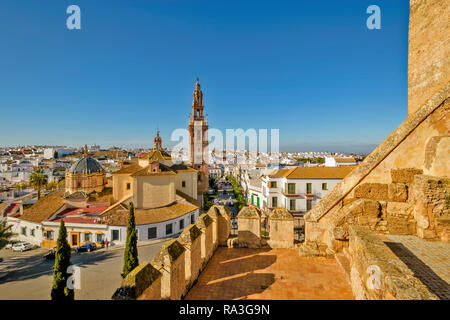 CARMONA ESPAGNE VUE À PARTIR DE LA FORTERESSE DE LA PORTE DE SÉVILLE SUR LA VILLE ET L'ÉGLISE TOUR SEMBLABLE À LA GIRALDA Banque D'Images