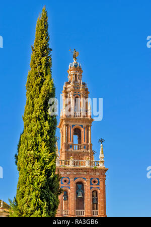 CARMONA ESPAGNE L'ÉGLISE TOUR SEMBLABLE À LA GIRALDA À SÉVILLE ET SAPIN AUX CÔTÉS Banque D'Images