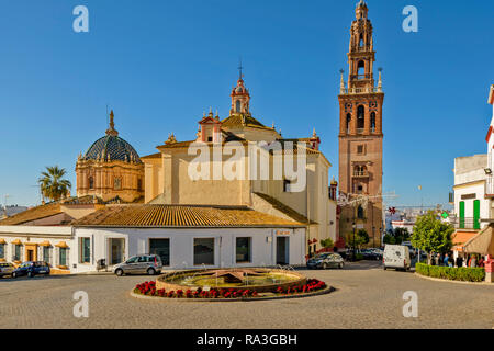 CARMONA ESPAGNE LA PLACE PRINCIPALE AVEC TOUR DE L'ÉGLISE SEMBLABLE À LA GIRALDA À SÉVILLE Banque D'Images