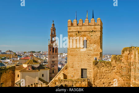 CARMONA ESPAGNE TOUR DE LA FORTERESSE DE LA PORTE DE SÉVILLE ET DE L'ÉGLISE TOUR SEMBLABLE À LA GIRALDA Banque D'Images