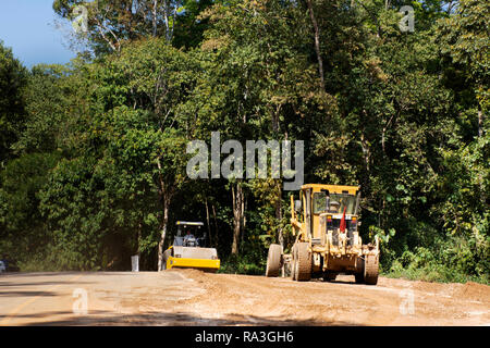 Les travailleurs thaïlandais de l'Asie Utilisation de la machinerie lourde et de qualité du moteur de rendu de travail rouleau vibratoire et construire la route à la montagne de Doi Tung sur février 22,2018 à Chiang Banque D'Images