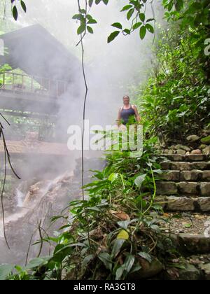Une femme d'âge moyen à la découverte des sources chaudes volcaniques thermique dans la jungle du Honduras Banque D'Images