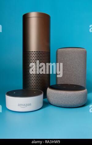 Une collection d'Amazon smart haut-parleurs avec Alexa Banque D'Images