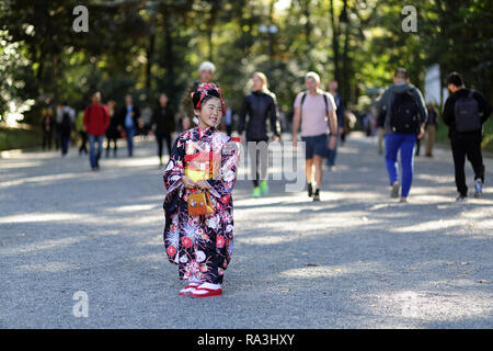 Jeune fille portant un kimono de fête, posant à l'Shichi-go-san ou Seven-Five-festival festival trois au sanctuaire Meiji, Parc Yoyogi, Tokyo, Japon Banque D'Images