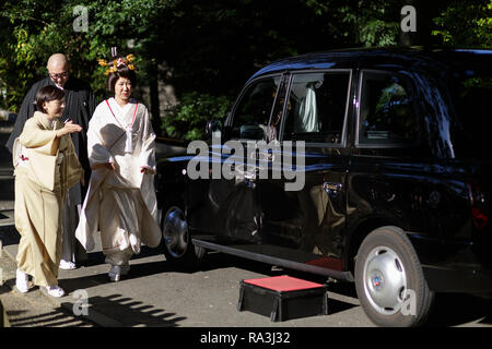 Mariée Shinto portant la robe blanche traditionnelle se préparer à aller dans la voiture dans le Sanctuaire Shinto de Meiji Jingu Banque D'Images