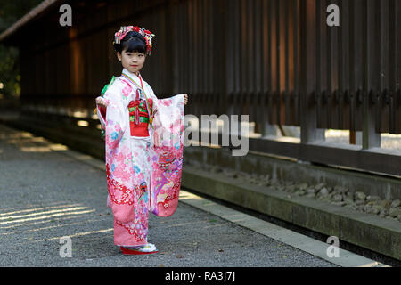 Jeune fille portant un kimono de fête au Shichi-go-san ou Seven-Five-festival festival trois au sanctuaire Meiji, Parc Yoyogi, Tokyo, Japon Banque D'Images