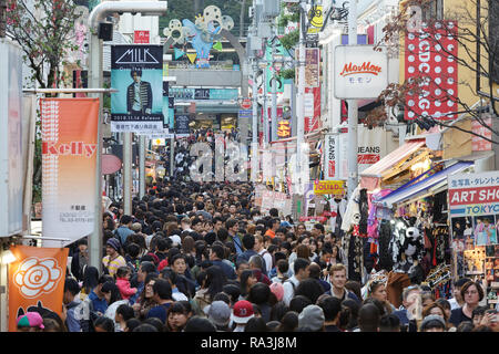 Promenade à travers la foule Takeshita Street dans le quartier Harajuku à Tokyo, Japon Banque D'Images