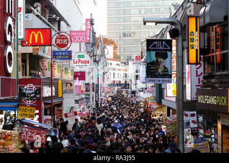 Promenade à travers la foule Takeshita Street dans le quartier Harajuku à Tokyo, Japon Banque D'Images