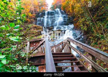 Cascade pittoresque vue dans Amicalola State Park, Georgia, United States. L'eau s'écoule d'entre les grands arbres de l'automne. Banque D'Images