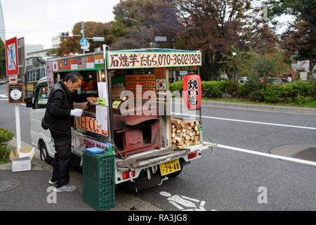 Yaki Imo traditionnel de pommes de terre rôties et de pommes de terre du vendeur du véhicule dépassé Tokyo, Japon Banque D'Images