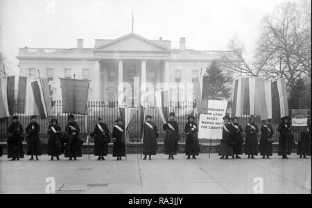 Piquets de suffrage femme à la Maison Blanche ca. 1917 Banque D'Images