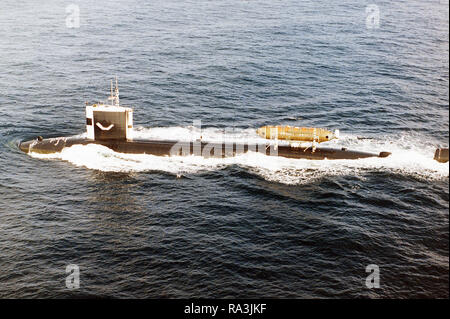 Une antenne bâbord vue sur le sous-marin d'attaque à propulsion nucléaire USS PINTADO (SSN-672) en cours tout en menant des opérations sous-marines au large de la côte de San Diego. Banque D'Images