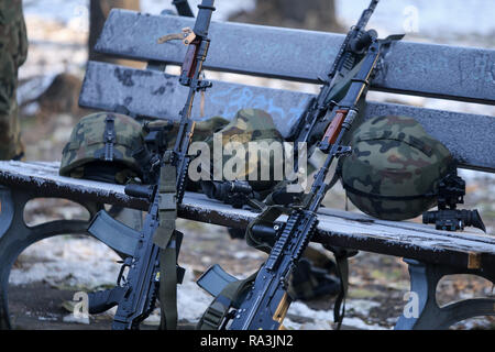 Bucarest, Roumanie - décembre 1, 2018 : Polish Beryl 5,56×45mm fusils d'assaut de l'OTAN avec sites holographique, vertical et de baïonnettes foregrips déposer sur le Banque D'Images