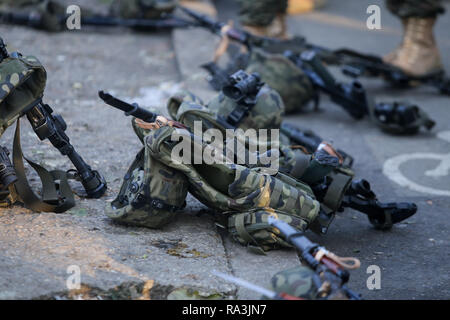 Bucarest, Roumanie - décembre 1, 2018 : Polish Beryl 5,56×45mm fusils d'assaut de l'OTAN avec sites holographique, vertical et de baïonnettes foregrips déposer sur le Banque D'Images