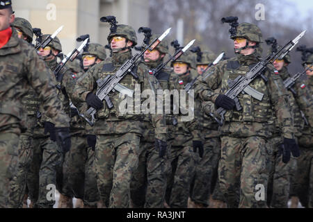 Bucarest, Roumanie - 1 décembre 2018 : des soldats polonais avec des caméras sur les casques et armés de fusils d'assaut Beryl (sites, vertical foreg holographique Banque D'Images