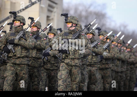 Bucarest, Roumanie - 1 décembre 2018 : des soldats polonais avec des caméras sur les casques et armés de fusils d'assaut Beryl (sites, vertical foreg holographique Banque D'Images