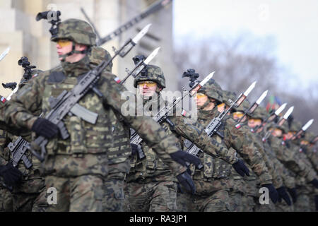 Bucarest, Roumanie - 1 décembre 2018 : des soldats polonais avec des caméras sur les casques et armés de fusils d'assaut Beryl (sites, vertical foreg holographique Banque D'Images