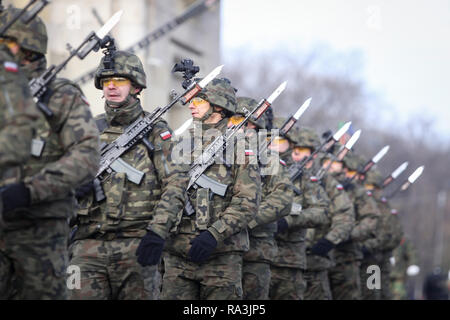 Bucarest, Roumanie - 1 décembre 2018 : des soldats polonais avec des caméras sur les casques et armés de fusils d'assaut Beryl (sites, vertical foreg holographique Banque D'Images