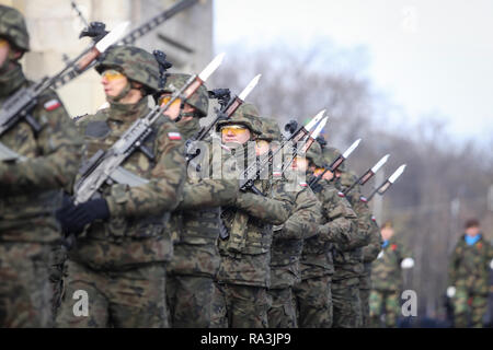 Bucarest, Roumanie - 1 décembre 2018 : des soldats polonais avec des caméras sur les casques et armés de fusils d'assaut Beryl (sites, vertical foreg holographique Banque D'Images