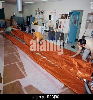 (18 mai 1973) --- ouvriers dans le GE Building en face du Centre spatial Johnson de plier un parasol en forme de voile cours de fabrication d'une utilisation possible comme un écran solaire pour l'atelier orbitale Skylab (OWS). Banque D'Images