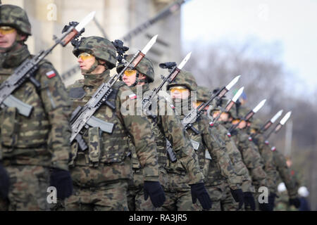 Bucarest, Roumanie - 1 décembre 2018 : des soldats polonais avec des caméras sur les casques et armés de fusils d'assaut Beryl (sites, vertical foreg holographique Banque D'Images