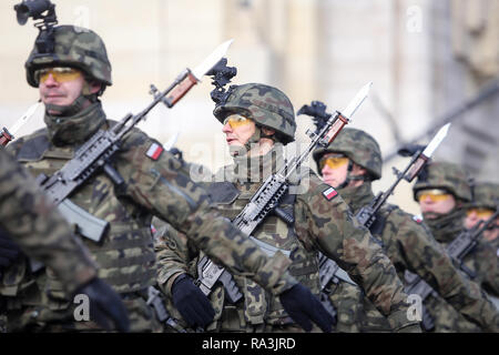 Bucarest, Roumanie - 1 décembre 2018 : des soldats polonais avec des caméras sur les casques et armés de fusils d'assaut Beryl (sites, vertical foreg holographique Banque D'Images