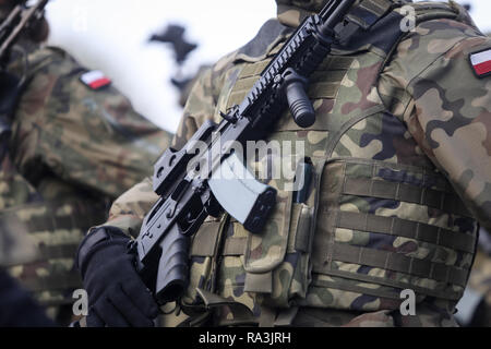 Bucarest, Roumanie - 1 décembre 2018 : des soldats polonais avec des caméras sur les casques et armés de fusils d'assaut Beryl (sites, vertical foreg holographique Banque D'Images