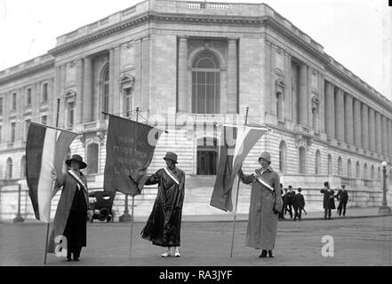 Les suffragettes femme le piquetage au sénat office building, Mildred Gilbert, Pauline Floyd, et Vivian Pierce ca. 1918 Banque D'Images