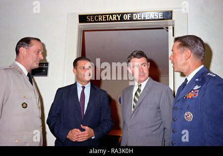 Le secrétaire à la Défense Robert S. McNamara tient une conférence spontanée en dehors de son bureau au Pentagone. De gauche à droite : Général Earle G. Wheeler, USA, président, Comité des chefs d'état-major (JCS) ; McNamara, vice-ministre de la Défense Cyrus R. Vance ; et le Lieutenant-général David A. Burchinal, USAF, directeur de l'état-major interarmées, de JCS. Banque D'Images