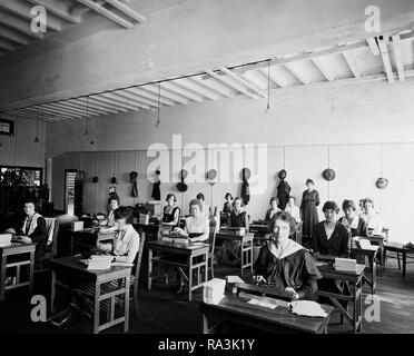 Les travailleurs à l'intérieur de la Tabulating Machine Company ca au début des années 1900. Banque D'Images