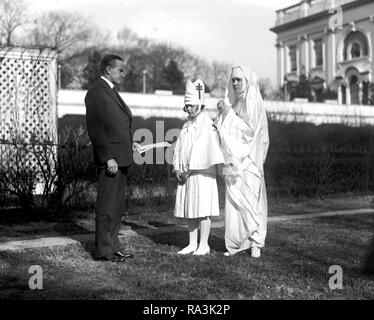 Le président Calvin Coolidge l'achat des timbres de Noël ca. 1923 Banque D'Images