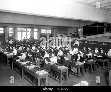 Les travailleurs à l'intérieur de la Tabulating Machine Company ca au début des années 1900. Banque D'Images