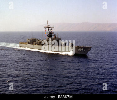 1976 - Une antenne avant tribord vue de la frégate USS BRADLEY (FF-1041) en cours près de l'île San Clemente. Banque D'Images