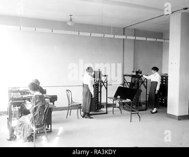Les travailleurs à l'intérieur de la Tabulating Machine Company ca au début des années 1900. Banque D'Images