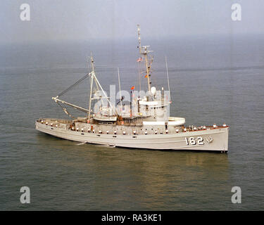 1979 - Un avant tribord vue de la flotte de remorqueurs de l'océan USS SHAKORI (ATF 162) en cours. Banque D'Images