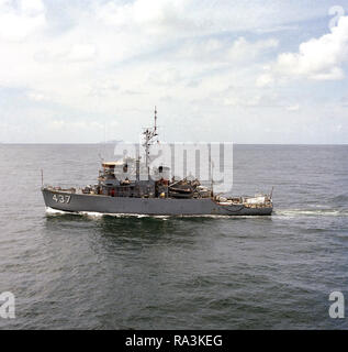 1977 - Un faisceau de port sur l'océan dragueur USS AMÉLIORER (MSO 437) en cours au large de la côte de Coronado, en Californie. Banque D'Images