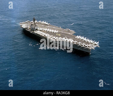 1979 - Une antenne avant tribord vue sur le porte-avions USS CONSTELLATION (CV-64) en cours. Banque D'Images