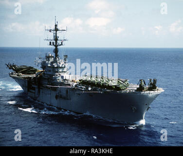 1970 - Un tribord arrière vue sur le navire d'assaut amphibie USS Iwo Jima (LPH-2) en cours à la ville de New York pour un show de Bob Hope. Le navire et son équipage vient de terminer un exercice sur le terrain à Porto Rico. Banque D'Images