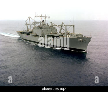 1976 - Une antenne avant tribord vue du cargo amphibie USS ST. LOUIS (LKA-116) en cours au large de la côte sud de la Californie. Banque D'Images