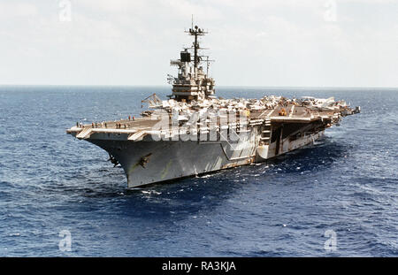 1979 - Port bow view du porte-avions USS Independence (CV-62) en cours tandis que la direction de Saint Thomas, îles Vierges américaines, à Norfolk, VA. Banque D'Images