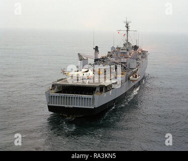 1974 - un quart tribord vue du quai de transport amphibie USS PLYMOUTH ROCK (LSD 29) en cours. Banque D'Images