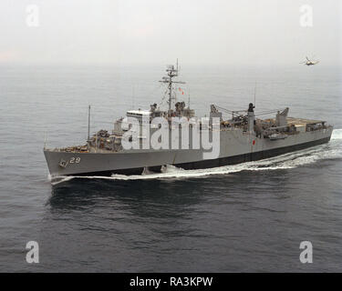 1974 - Un port bow view de la transport amphibie USS dock PLYMOUTH ROCK (LSD 29) en cours. Banque D'Images