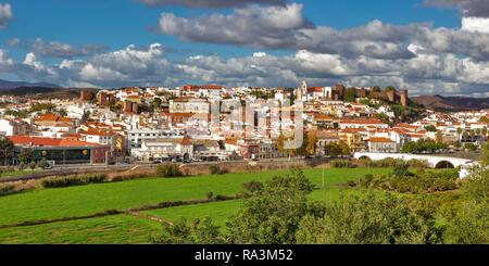 Vue sur la ville, Vieille Ville avec la cathédrale, Albufeira, Algarve, Portugal Banque D'Images