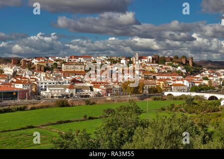 Vue sur la ville, Vieille Ville avec la cathédrale, Albufeira, Algarve, Portugal Banque D'Images