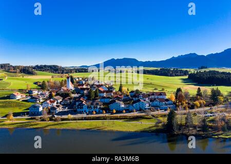 Le lac Hopfensee avec am Hopfensee village, voir à l'automne Ostallgäu, Bavière, Allemagne Banque D'Images