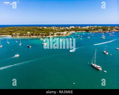 Vue aérienne, de nombreux bateaux mouillent dans la baie de Puerto del Carmen, Punta de ses Crestes, Potocolom, Majorque, Îles Baléares, Espagne Banque D'Images